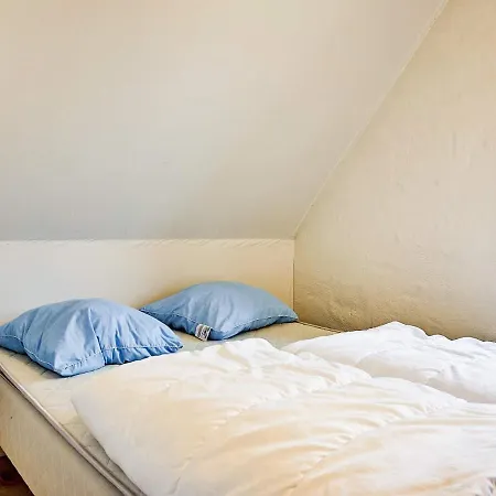 Apartment Two-bedroom Holiday In 4